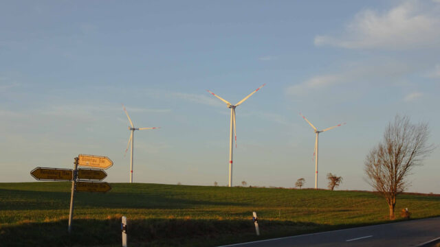 Drei der vier Sehestedter Windkraftanlagen im Norden der Gemeinde