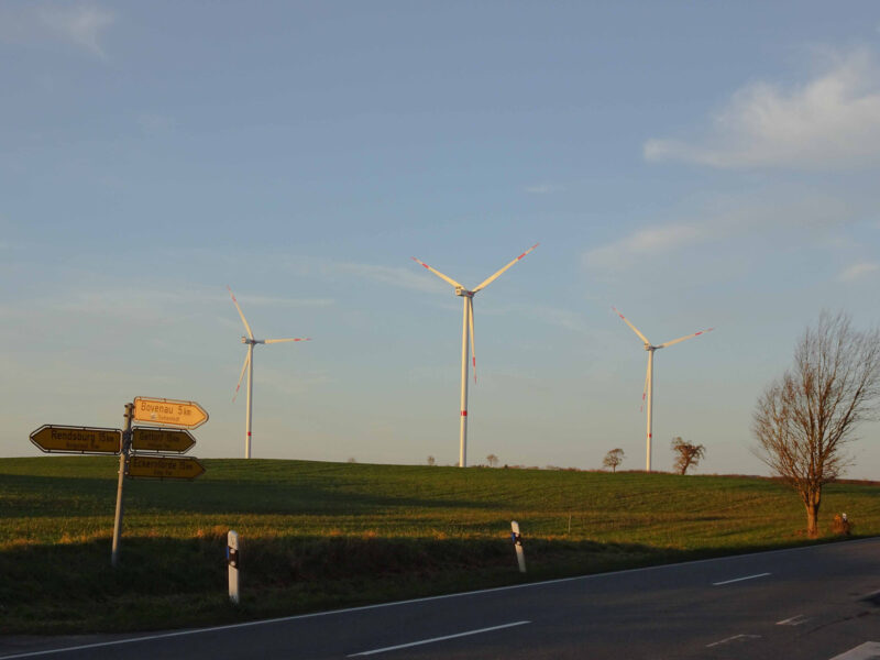 Drei der vier Sehestedter Windkraftanlagen im Norden der Gemeinde