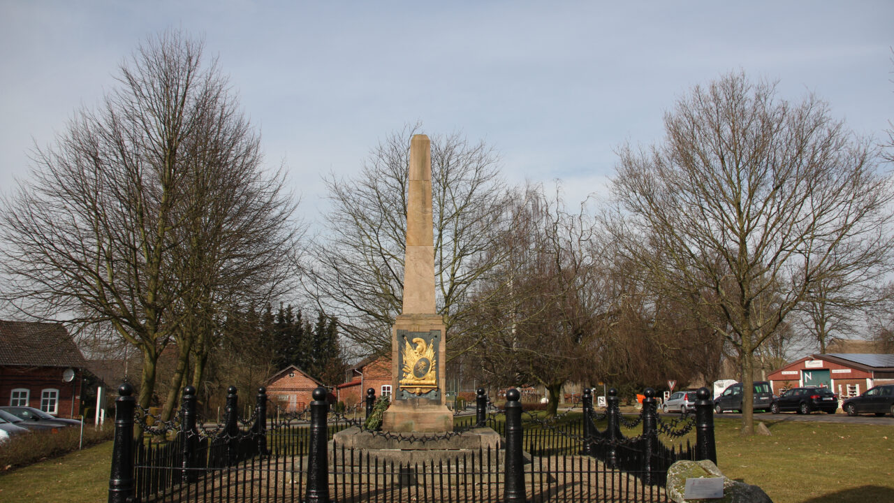 Das Denkmal im Ortskern erinnert an die Schlacht von Sehestedt.