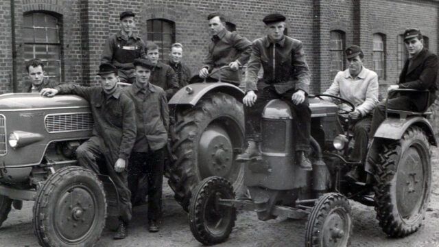 Arbeiter mit Traktoren. Datum unbekannt. Foto: Aus Privatbesitz