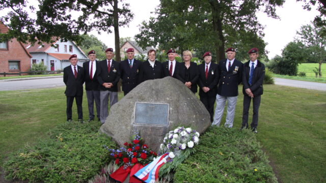 Am Schottenstein wird am Jahrestag des Unglücks der Toten gedacht. Mitglieder des Regimentes mit Bürgermeisterin und Pastorin. Foto: Wolfgang Henze