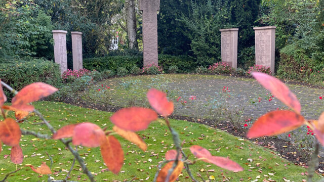 Die Gedenksteine stehen heute auf dem Friedhofsgelände. Eingraviert sind die Namen der gefallenen Sehestedter. Foto: Sabine Sopha
