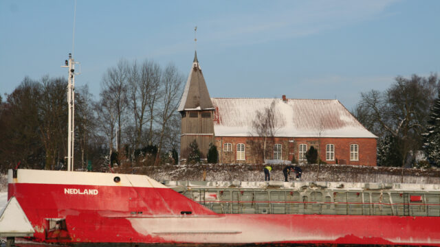 Typisch Sehestedt: Die Kirche am nördlichen Kanalufer und davor Schiffe. Foto: Sabine Sopha